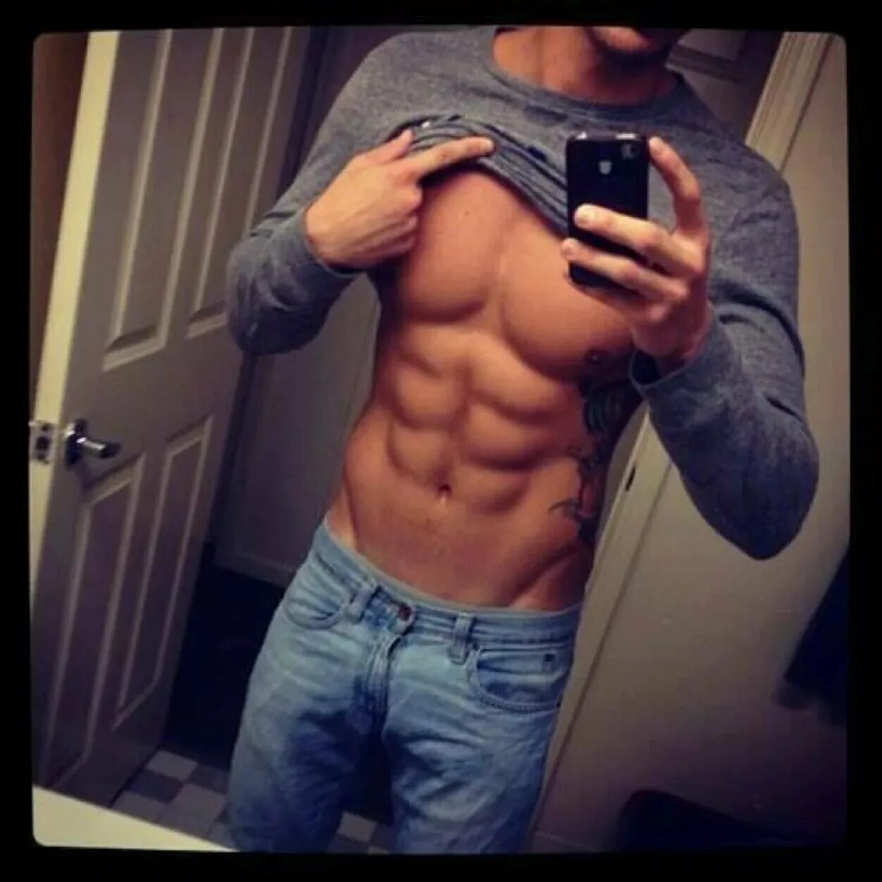 Пресс парня. Пресс с лицом. Даниэль прессак. Парень без футболки. Пресс парня без лица.