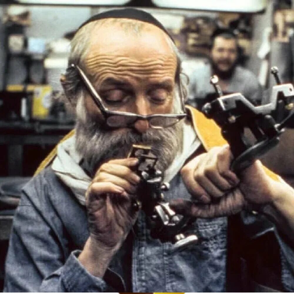 Старый еврей ювелир. Лоуренс графф. Уоллес чан. Габриэль толковский. Еврей ростовщик.