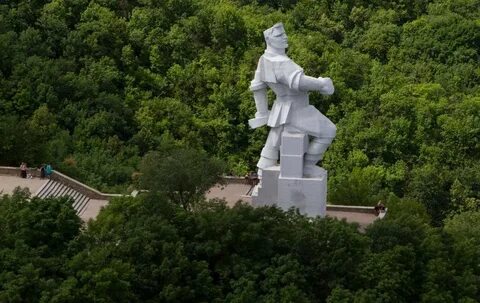 Памятник артему