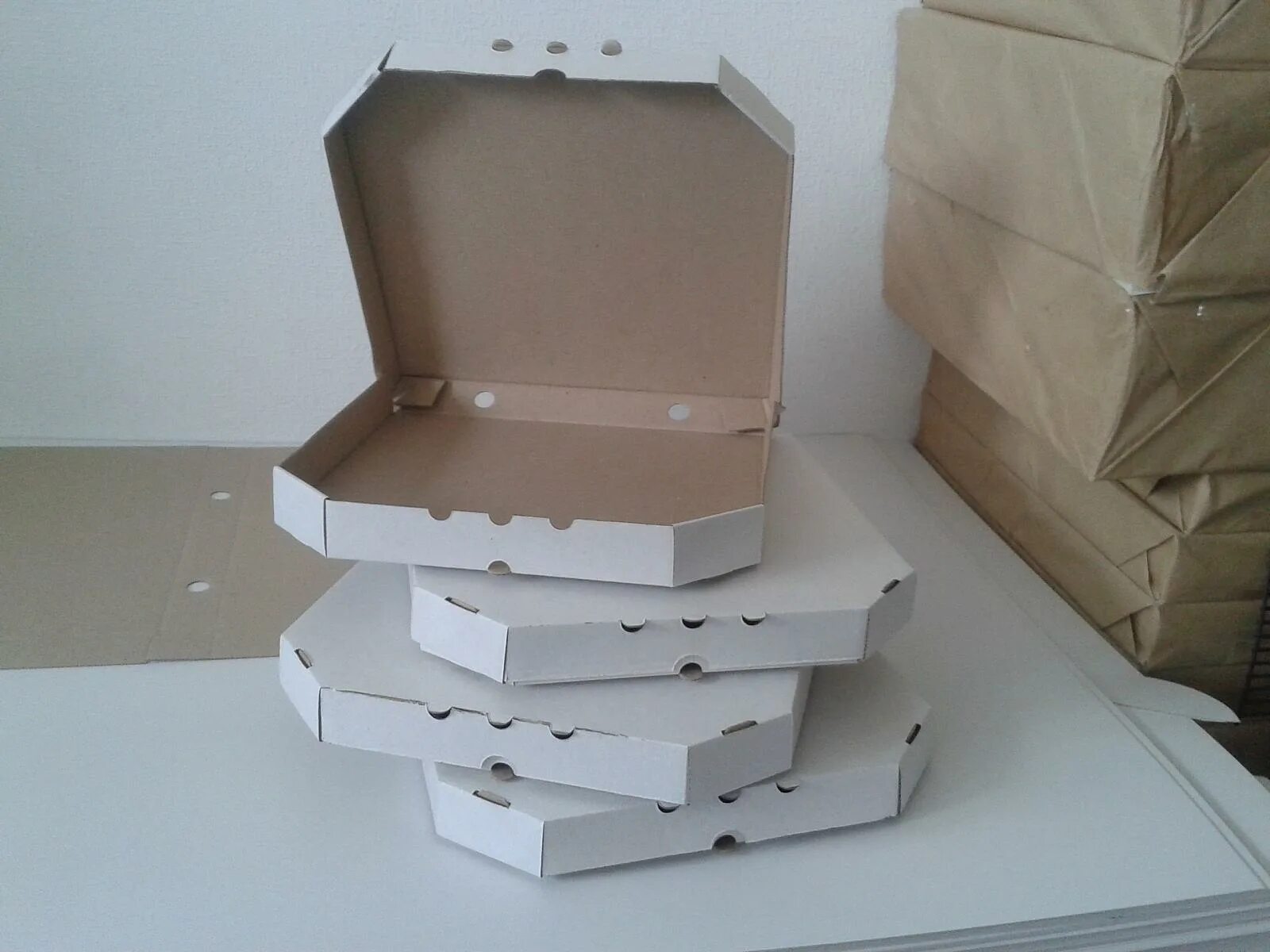 Картонная форма. Коробка для пиццы. Коробки под пиццу. Упаковка коробок для пиццы. Коробка для пиццы из гофрокартона.