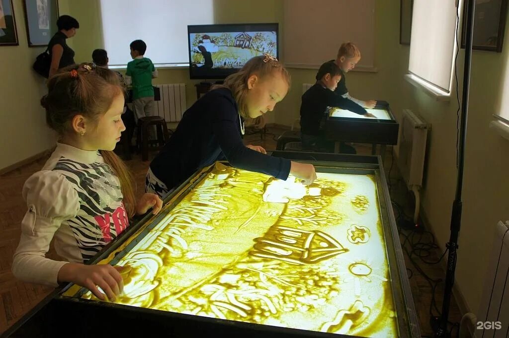 Рисуем песком. Световой стол для рисования. Песочная студия. Рисование песком. Студия с песком.