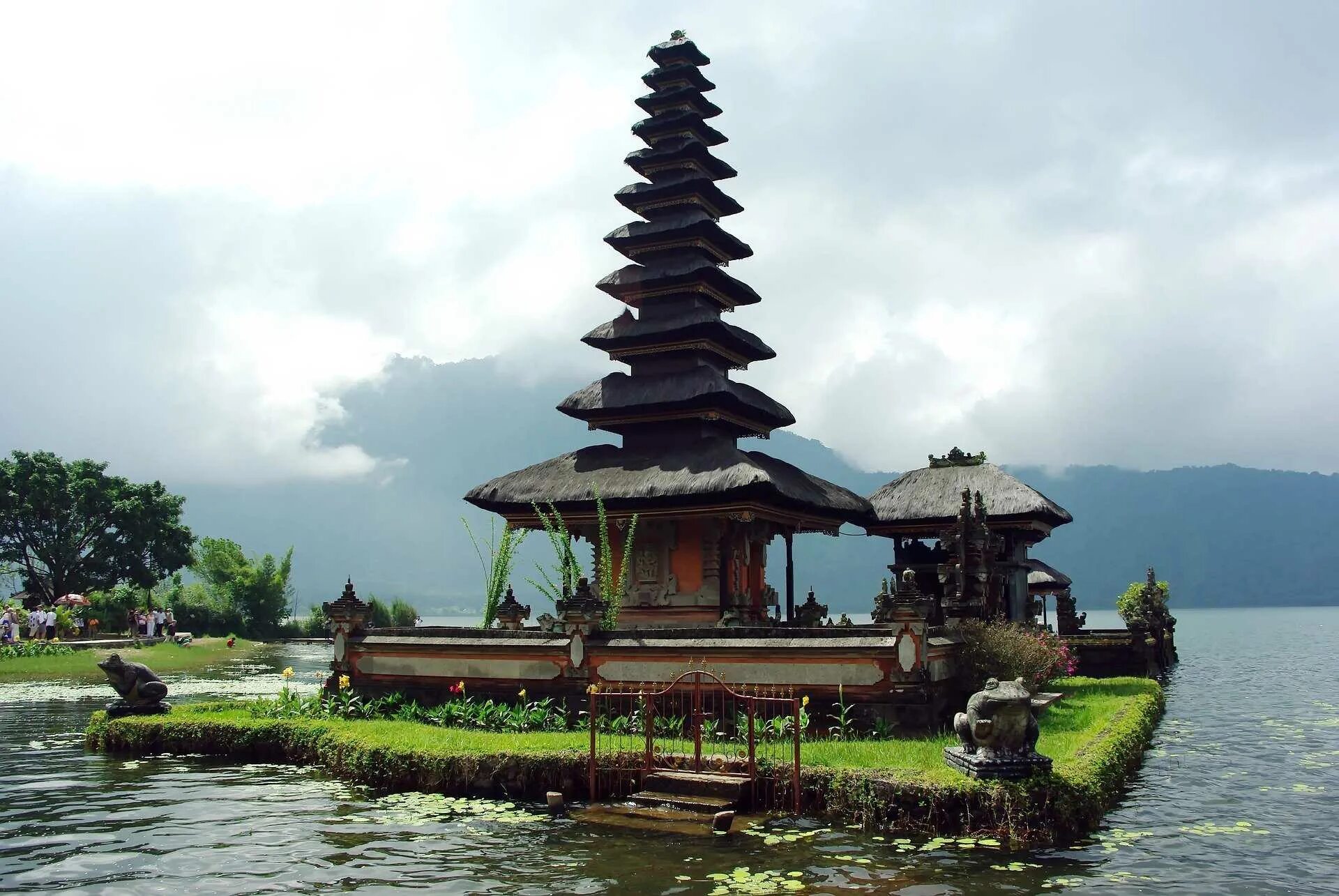 Что такое индонезия. Остров Бали Индонезия храм. Храм Пура улун дану. Храм на воде Бали. Бали (остров в малайском архипелаге).