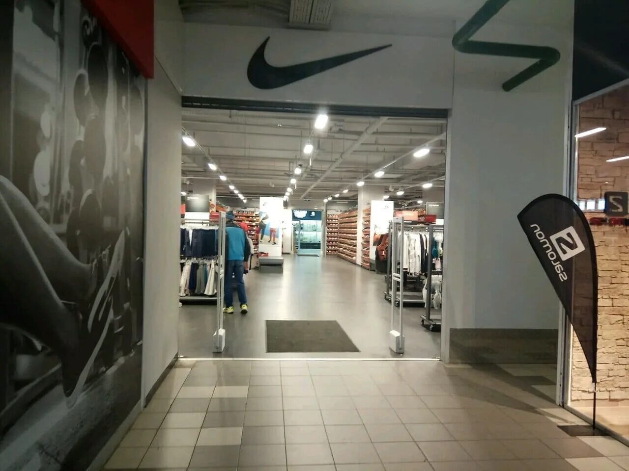 Магазин найк в москве. Магазин найк в испании. Nike москва. Nike москва. Nike магазин.