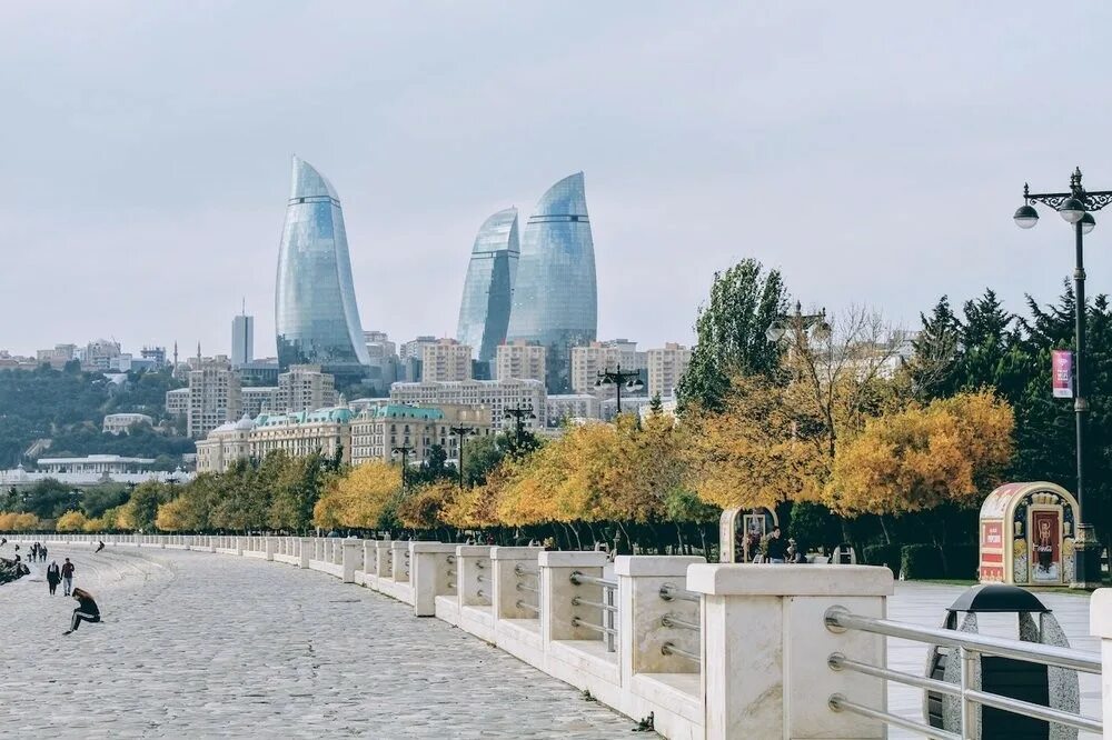 Баку погода сейчас. Бакинский бульвар Баку. Баку Венеция бульвар. Баку zimoy. Бульвар весной Баку.