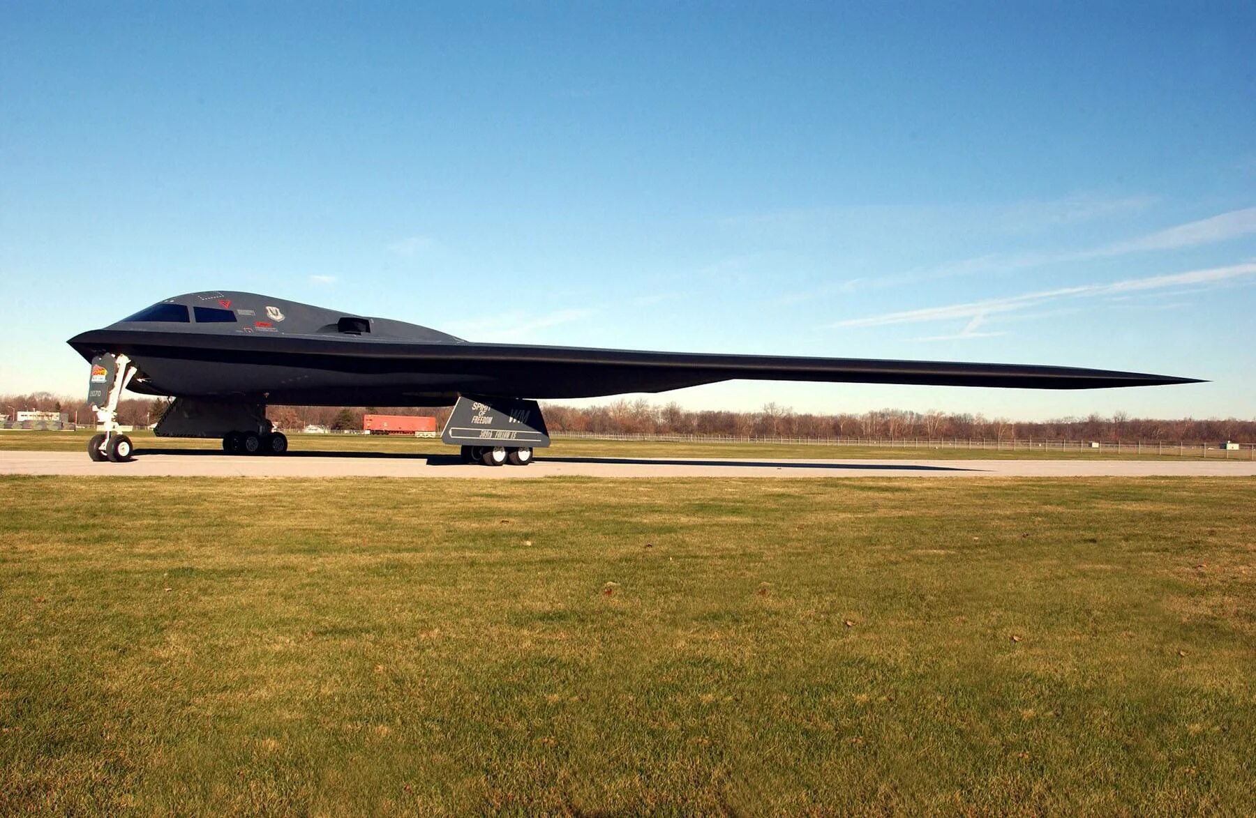 B-2 Spirit: стелс-бомбардировщик. Стелс бомбардировщик б2. B-2 Spirit Stealth Bomber. Самолет b-2 Spirit Stealth Bomber. B 2 spirit характеристики