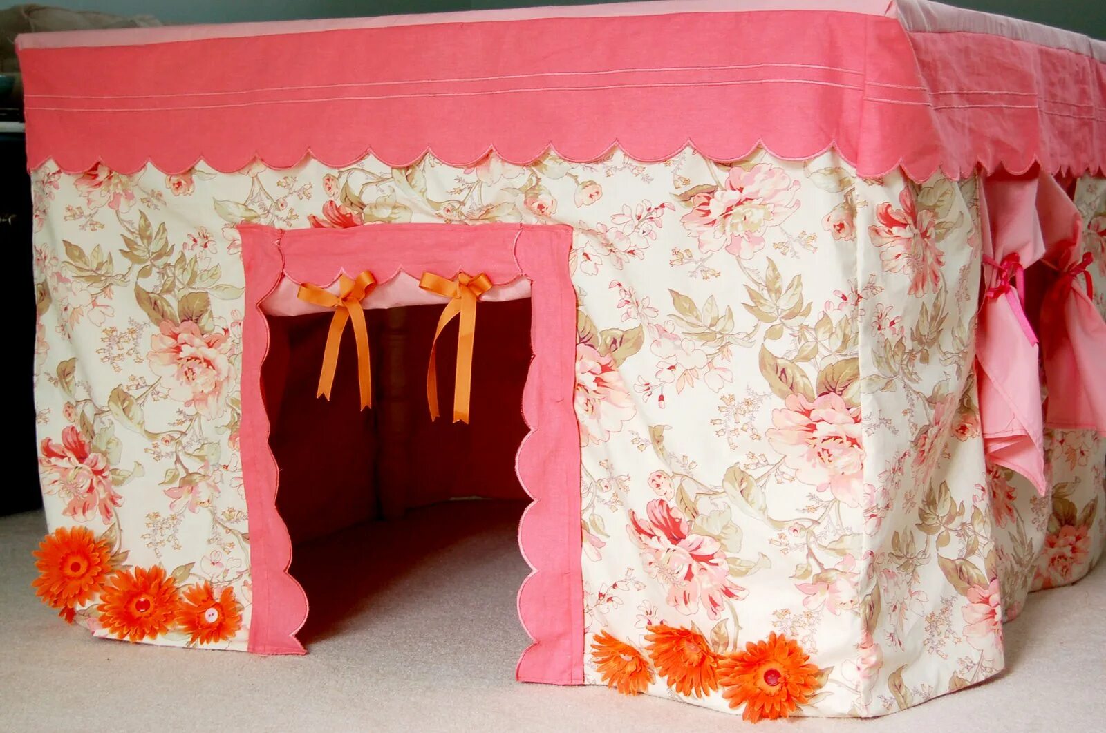 детский домик под столом. сделать домик из стола. детский домик из стола. домик для игр детский из ткани. сделать домик из стола.