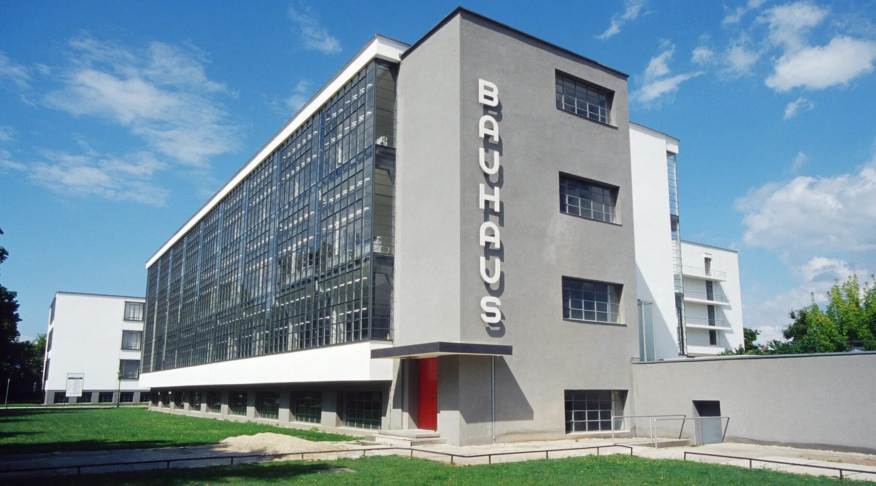 Школа баухауз в дессау. Баухауз в дессау. Здание школы в дессау баухаус. Баухауз в дессау. Комплекс баухауза в дессау.