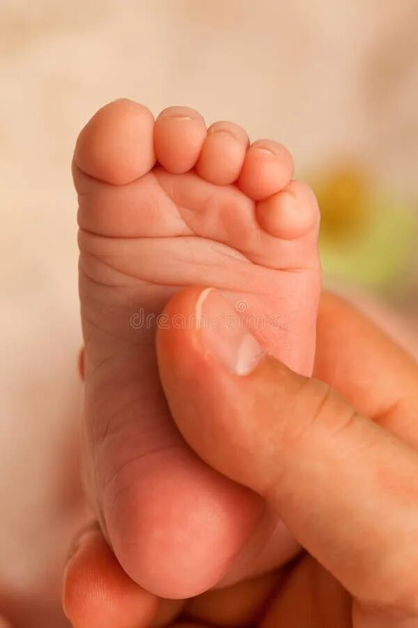 Foot week. Маленькие ножки. Стопы маленького мальчика. Форма ступни маленький младенец. Перекрещенные пальцы на ногах у новорожденного.