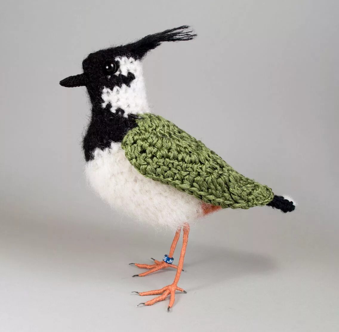 Вязаная сорока крючком. Вязаная ворона. Вязаные игрушки птицы. Реалистичные птицы крючком. Вязаная сорока крючком.