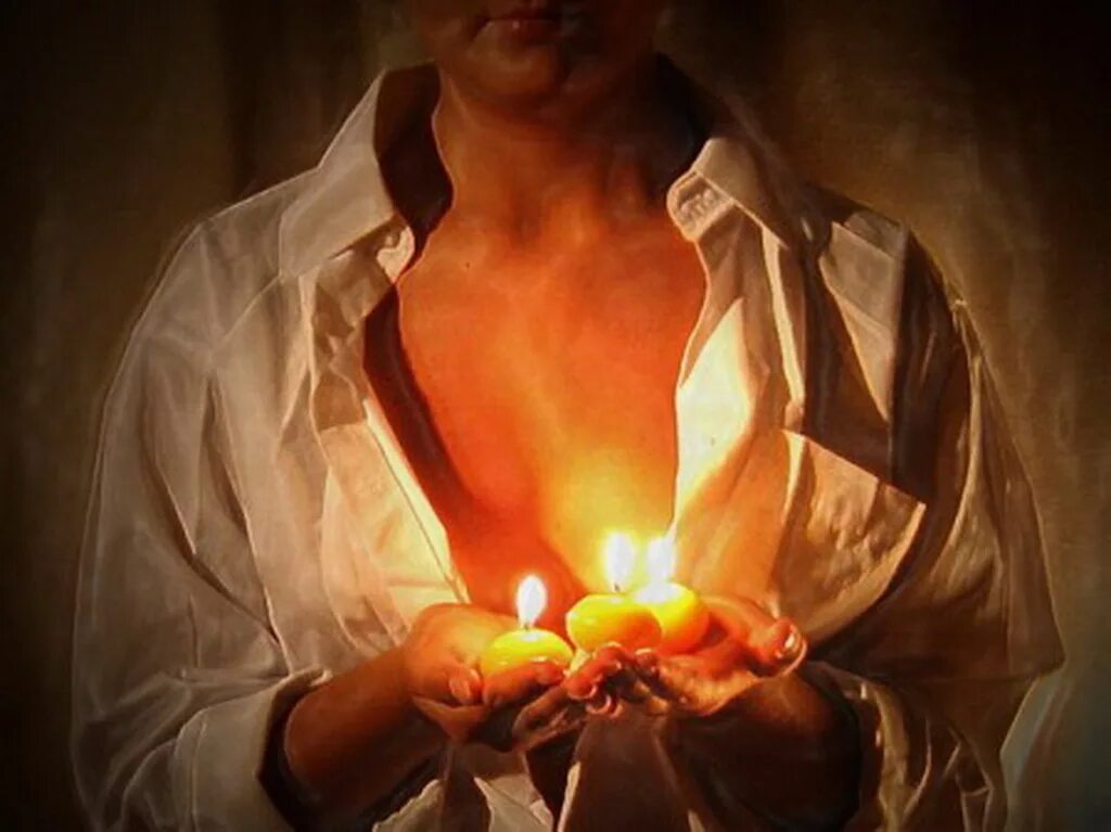 маг гадает. свечи для мужчин. колдун приворот. парень со свечой. человек со свечой в темноте.