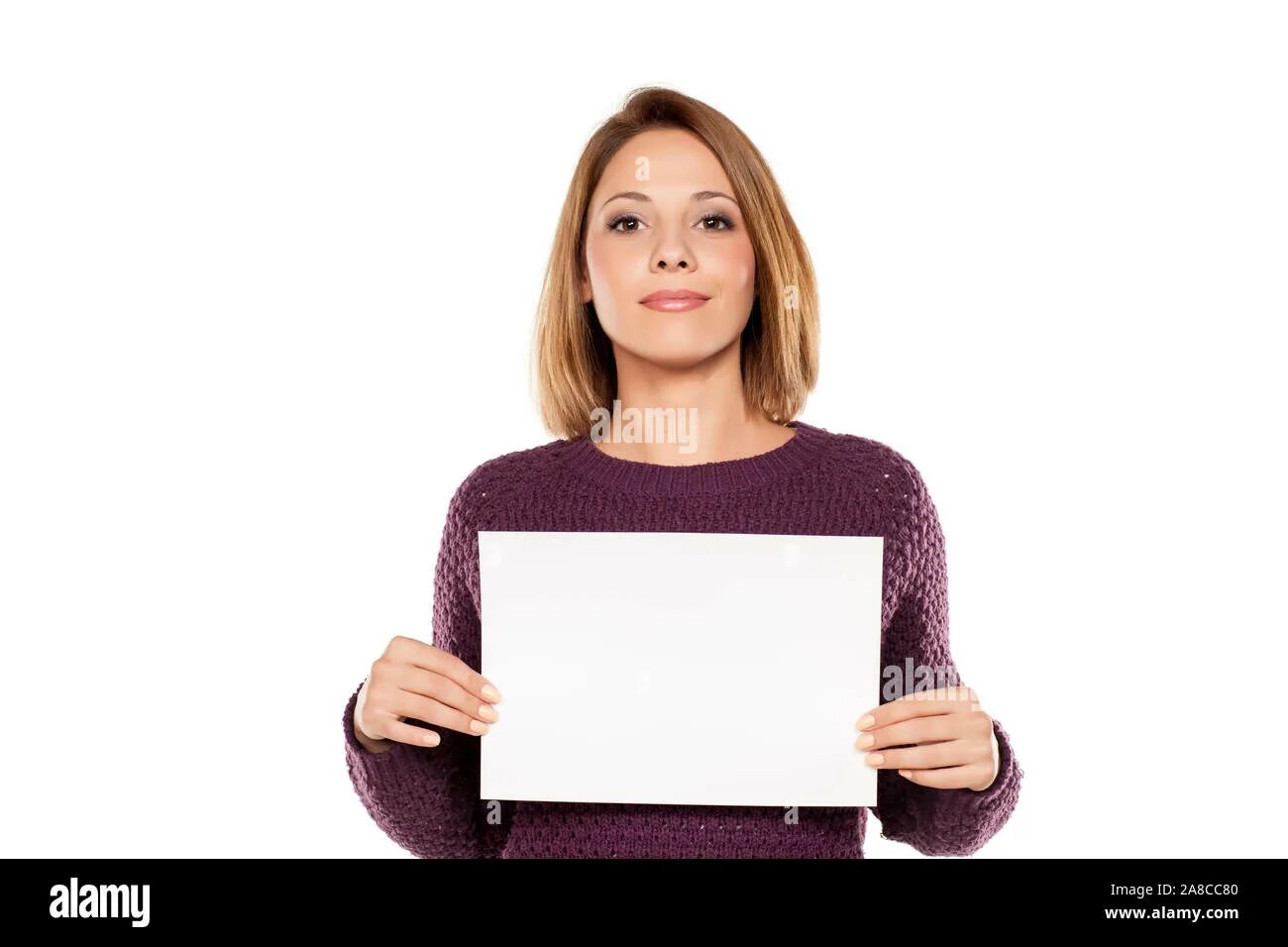 Девочка держит бумагу. Девочка держит бумагу. Девушка держит в руках листок. Девушка держит в руках. Женщина с листом.