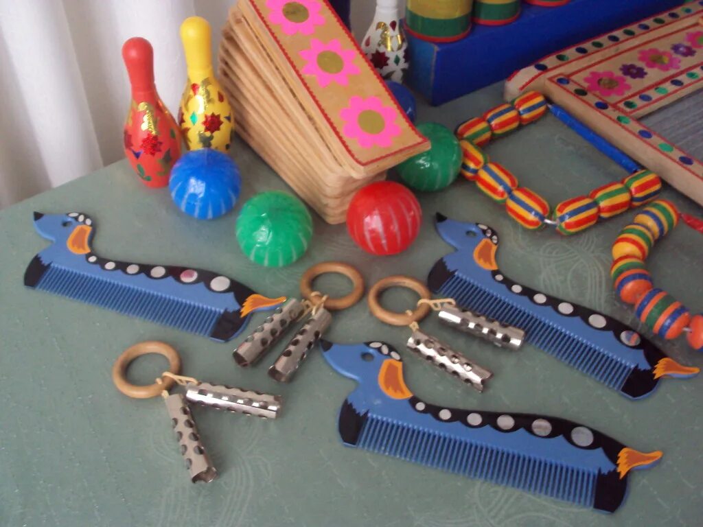 Самодельные музыкальные. Самодельный шумовой музыкальный инструмент. Шумовые инструменты в детском саду. Музыкальные игрушки самоделки. Музыкальные игрушки в детском саду.