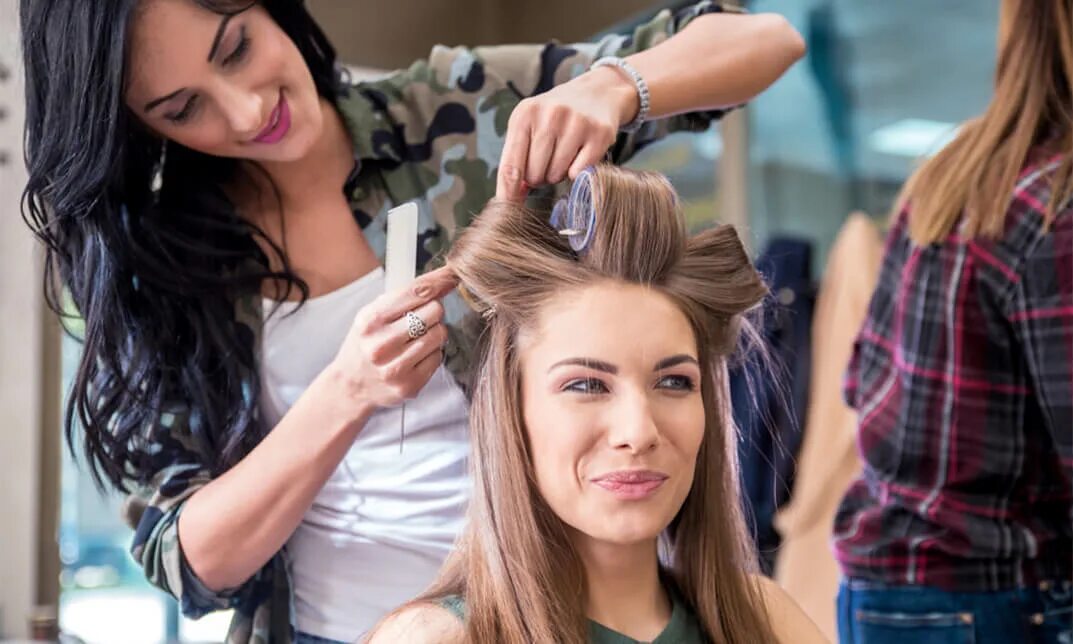 Парикмахер и клиент. The stylist has cut kate s hair. Стрижка в салоне. Парикмахерская мужская стрижка. Парикмахер и клиент.