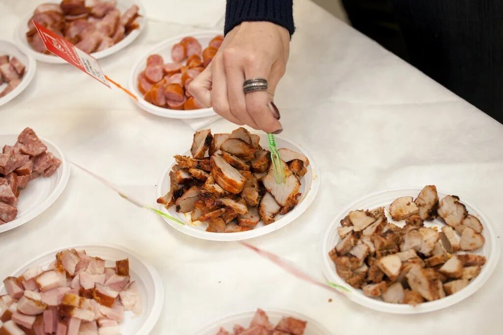 Органолептический контроль качества продукции это. Дегустация колбасы в магазине. Дегустация сыра. Дегустация колбасы в магазине. Дегустация мясной продукции.