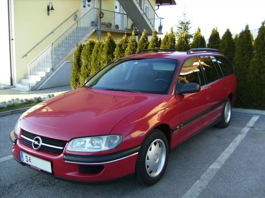 Куплю опель омега б универсал. Opel Omega a Caravan. Opel Omega b Caravan. Opel Omega 2000 красная. Опель Омега б 1995 универсал.