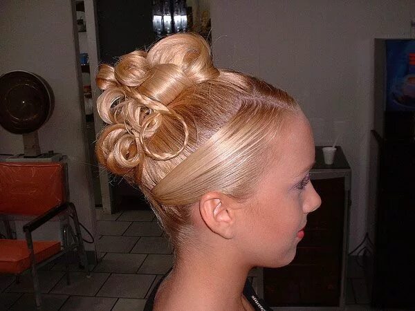 Resultado de imagen para beehive hairdos Beehive hair, Oval face hairstyles, Hai