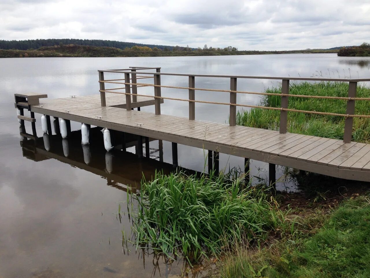Деревянные мостки на реке. Воейково озеро мостки. Понтонный пирс с беседкой. Поставить причал. Поставить причал.