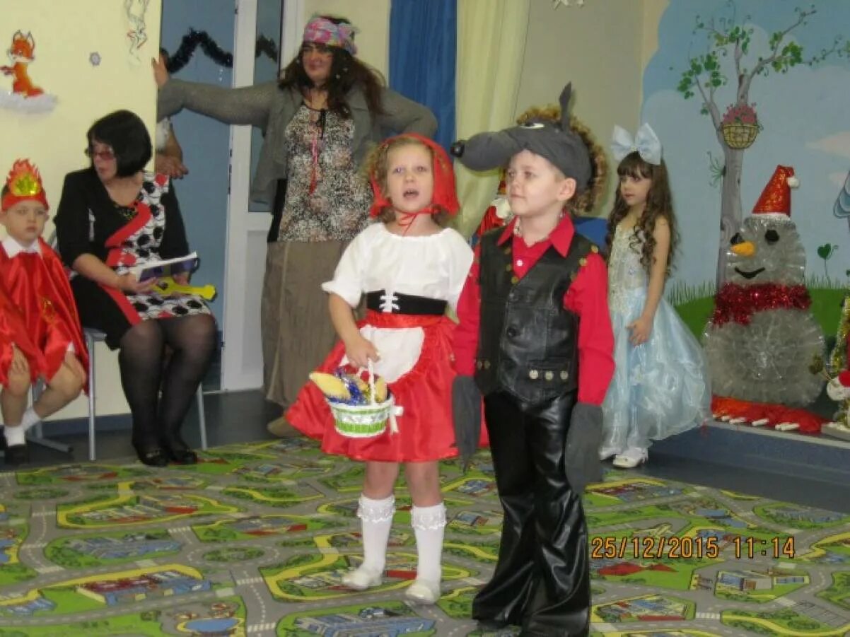 Баба яга на новогоднем празднике. Утренник осенний в средней группе. Баба яга детские утренники. Баба яга детские утренники. Баба яга в детском саду.