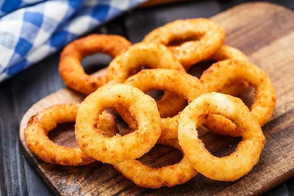 Луковые колечки во фритюре. Луковые кольца во фритюре. Лук в панировке. Луковые колечки (onion rings,. Печенье во фритюре.
