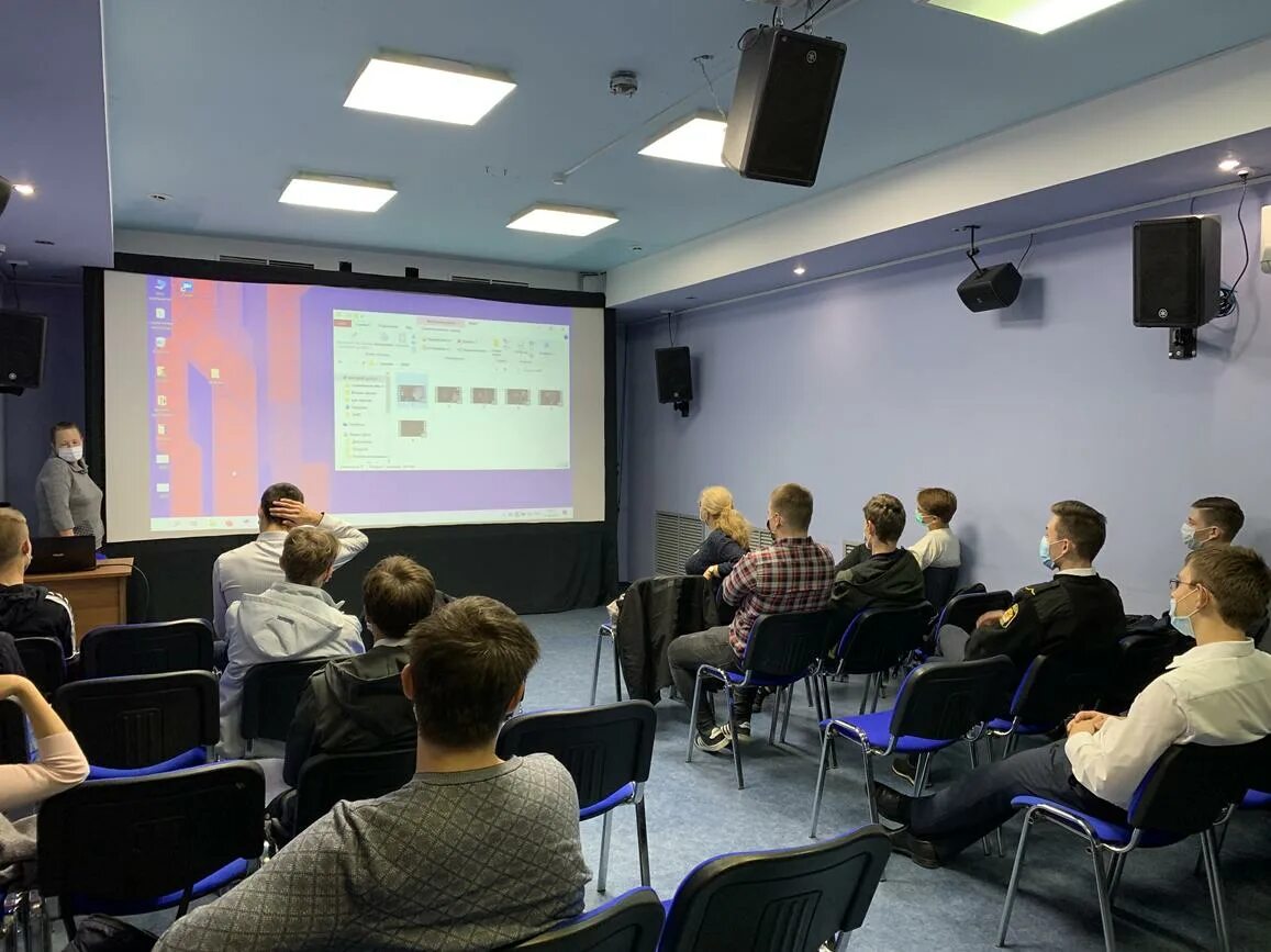 Зал со зрителями. Кинотеатр. Интересная идея для репортажа. Кинотеатр рио кемерово. Посещение спектакля повествование.