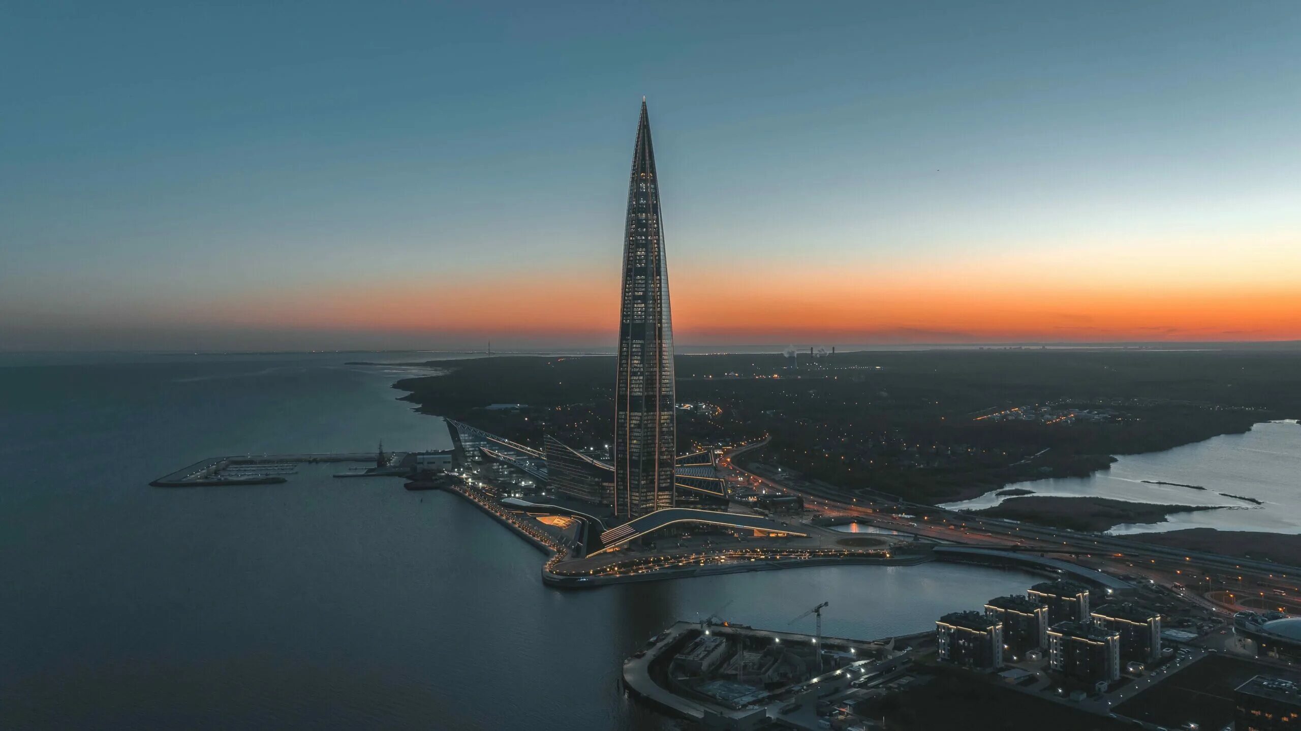 Смотровая площадка лахта центр 2025. Лахта центр и москва сити. лахта центр триколор. лахта центр закат. лахта центр ночью.