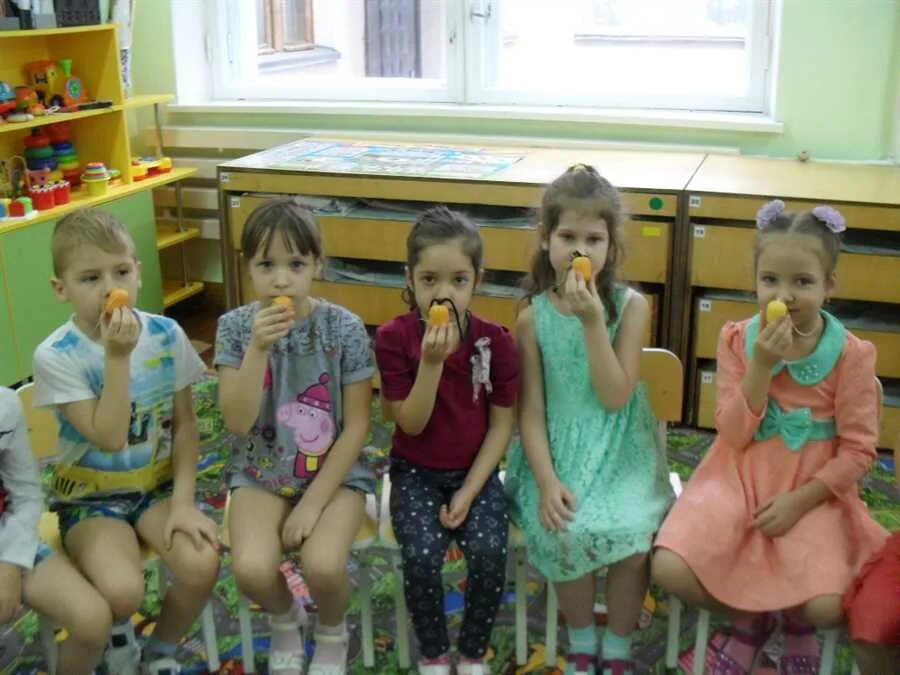 Чеснок в киндере на шею. Фитотерапия для детей в детском саду. фитотерапия это в садике. чеснок в садик ребенку. чесночные бусы в детском саду.