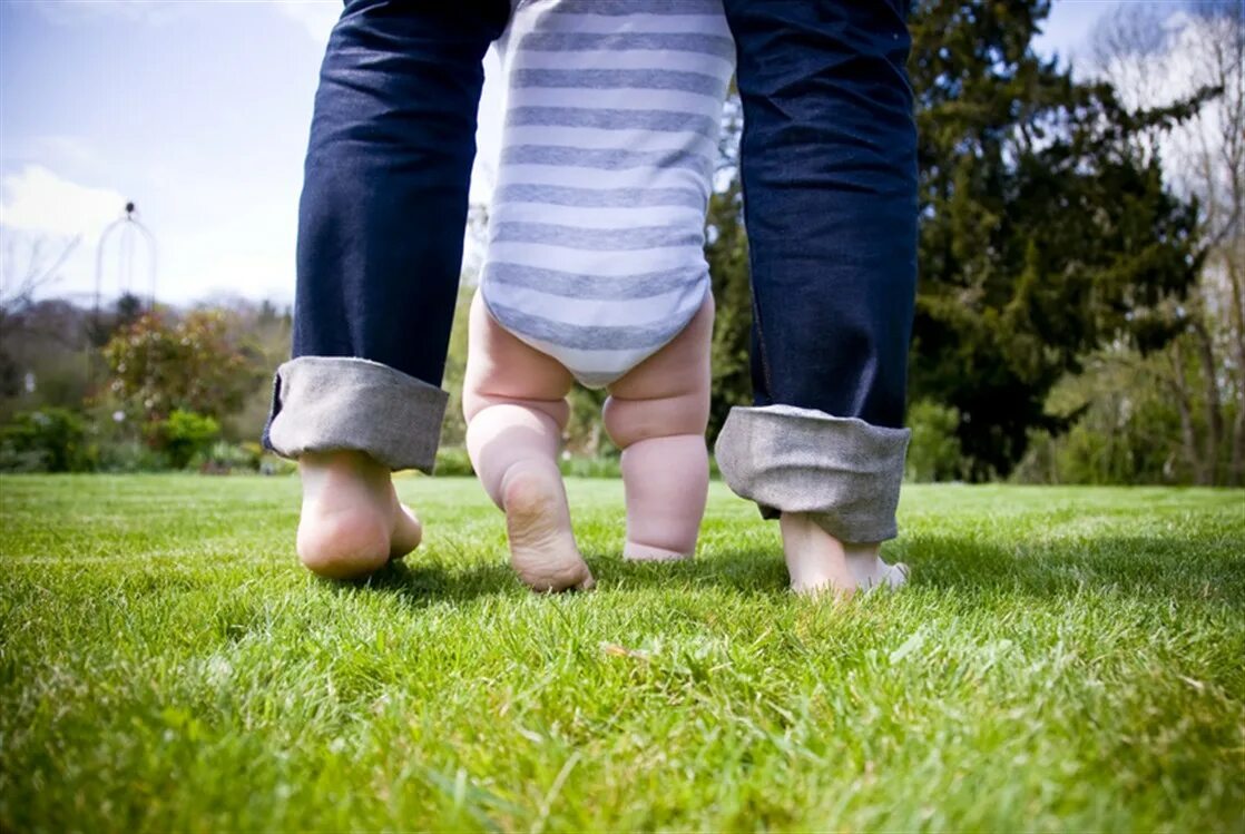 Отец раздвинул маме ноги. Первые шаги. Первый шаг картинка. Первые шаги младенца. Первые шаги фотографии в мире.