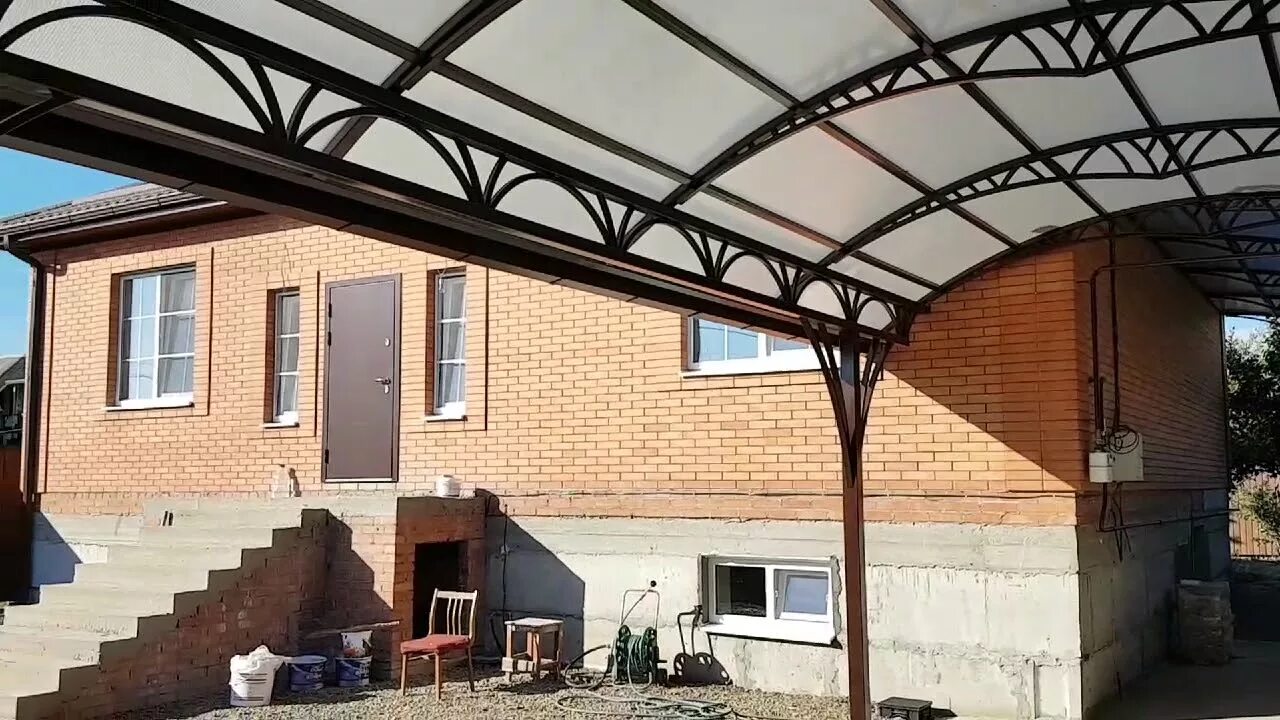Красивые навесы из поликарбоната. Навес для работы на улице. Навес примыкающий к дому. Организация навеса. Автонавесы из поликарбоната 6х10м.