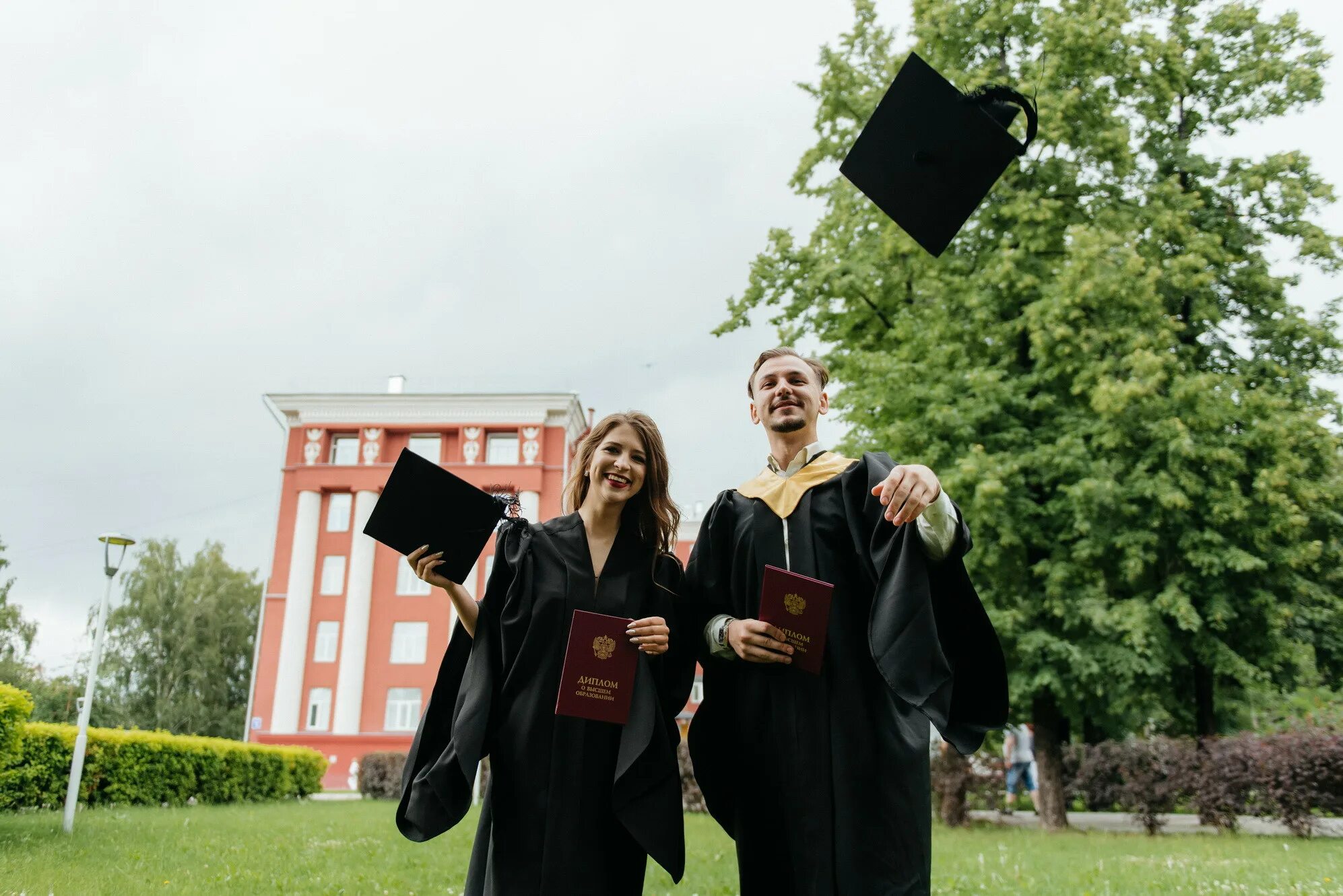 Топ вузы 2023. Вручение дипломов картинки. Магистранты фото. Бакалавры. Вручение.