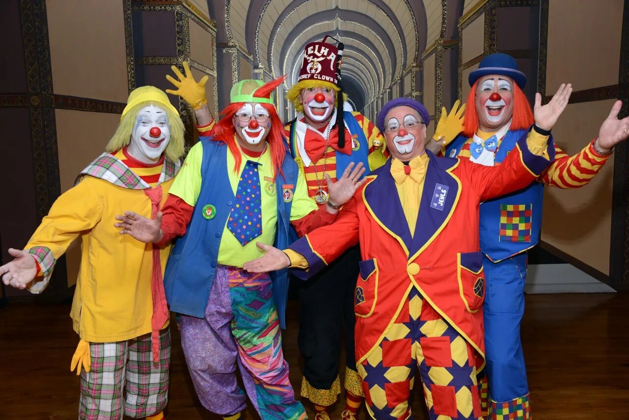 смешной клоун. клоуны вместе. весёлые клоуны. два клоуна вместе. человек клоун.