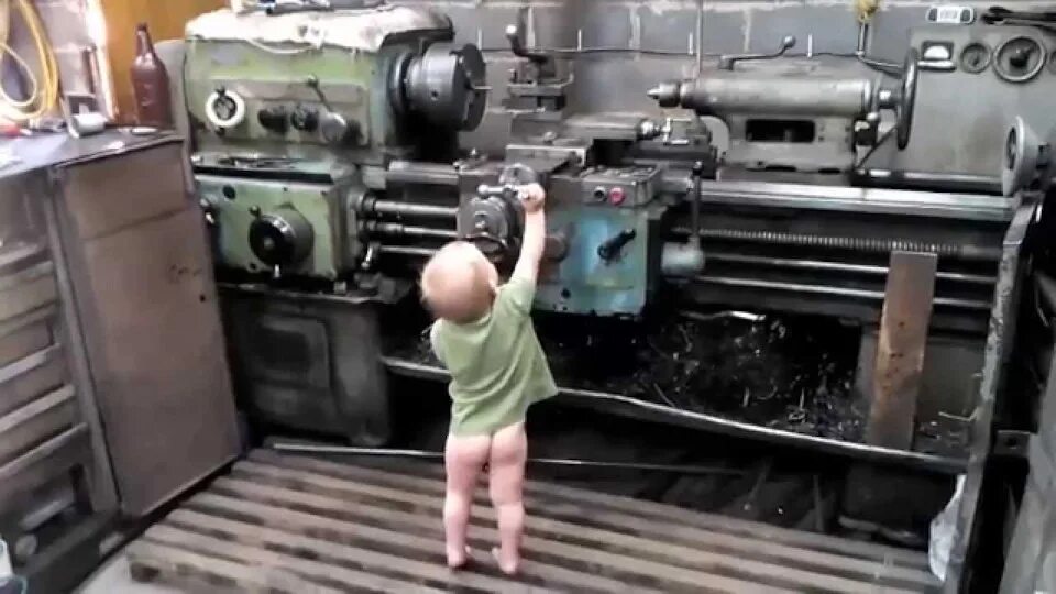 Через станок. С13мв токарный станок. токарный станок 1к613. намотало на токарный станок. токарь у станка.