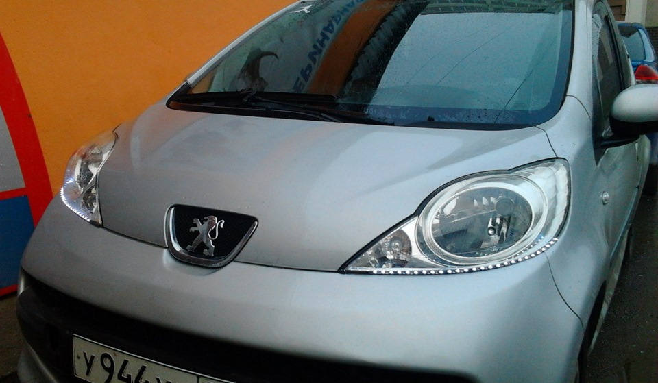 Противотуманные фары peugeot 107 комплект. Пежо 107 лампы. Peugeot 107 капот. Лампочка ближнего света пежо 107. Головной свет peugeot 107.