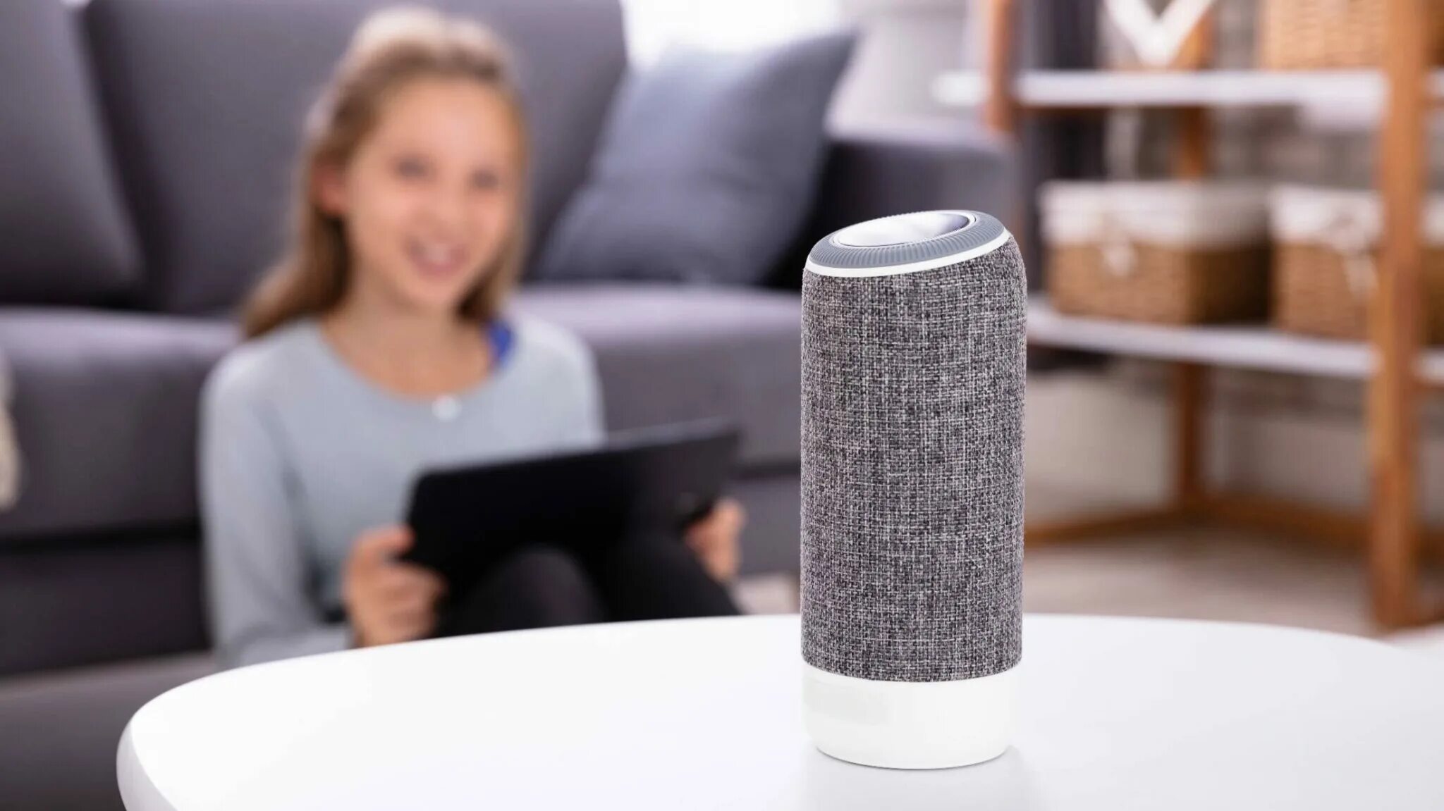 Как научить умную колонку. Умная колонка. Как научить умную колонку. Алиса голосовой помощник станция. Умная колонка яндекс станция 2.