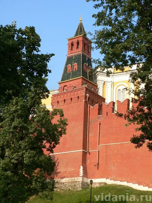 Какая башня московского кремля выше. Комендантская колымажная башня московского кремля. оружейная башня московского кремля. конюшенная башня московского кремля. оружейная (конюшенная) башня.