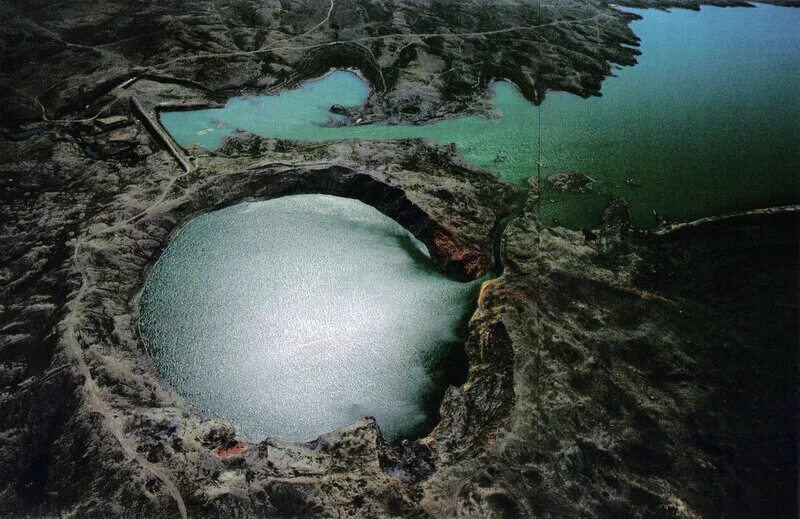 Взорванное озеро. Взрывающиеся озера киву. Вулкан в нигерии. Взорванное озеро. Семипалатинск озеро чаган.