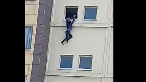 Девушка выпрыгнула из окна
