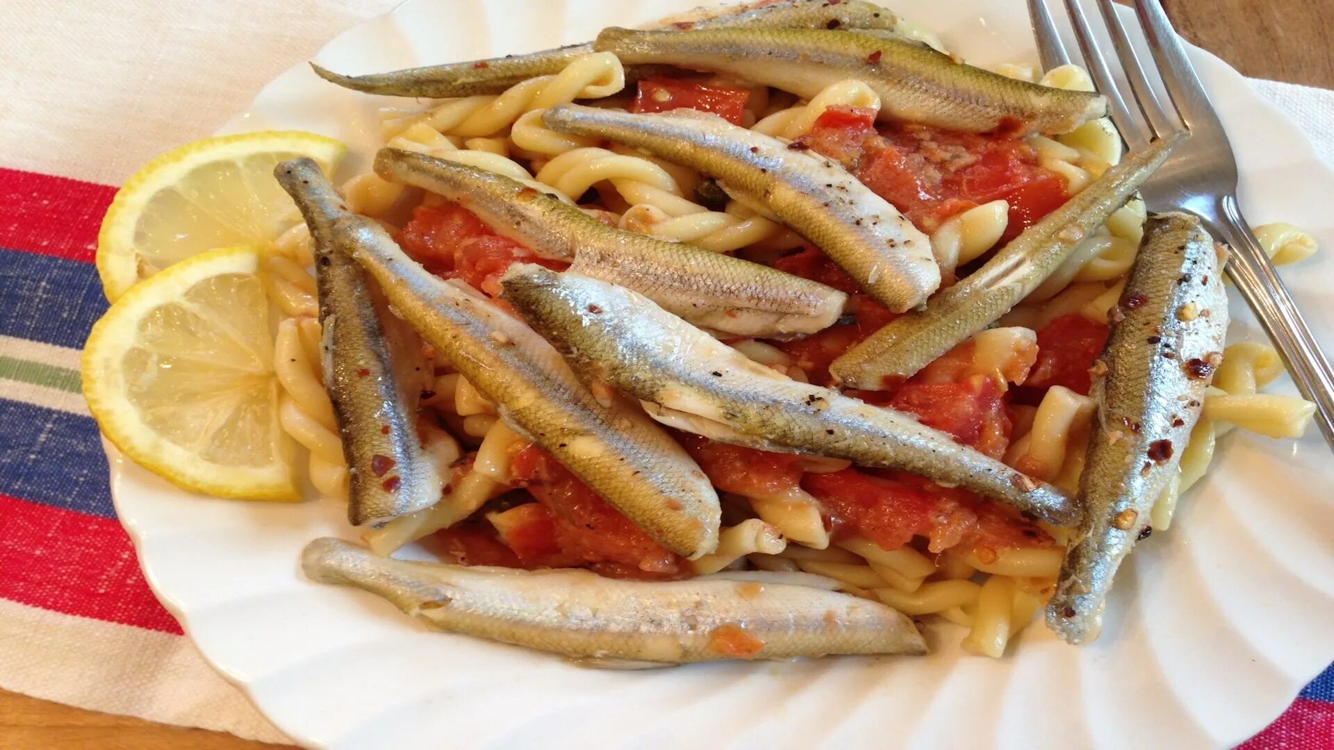 Как правильно есть кильку. Приготовить кильку. Как правильно есть кильку. Филе салаки. Килька в молоке.