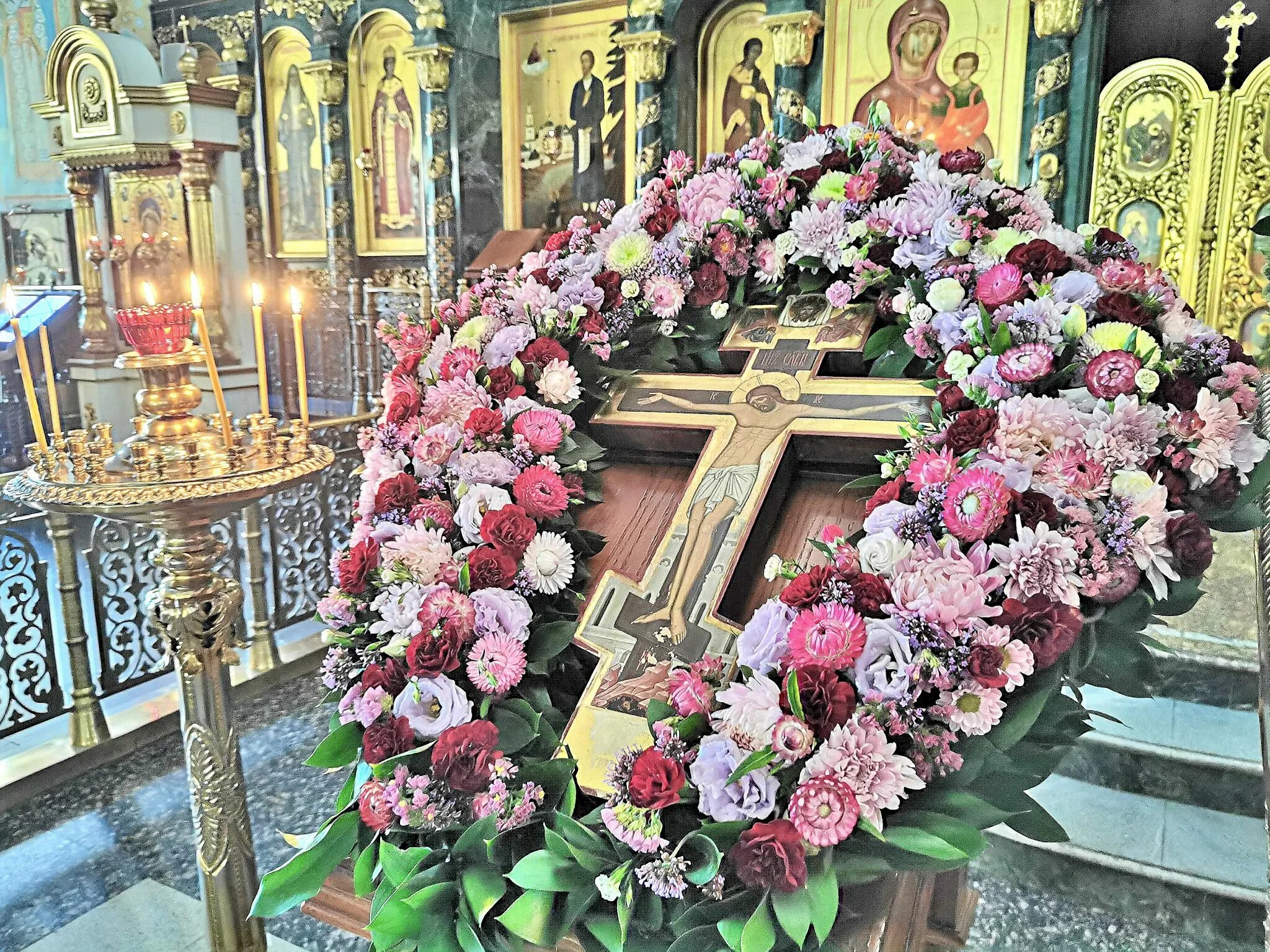 Икона происхождение честных древ животворящего креста господня. Изнесение честны́х древ животворящего креста господня. Храм происхождения честных древ животворящего креста господня. Канон изнесения честных древ. Канон изнесения честных древ.