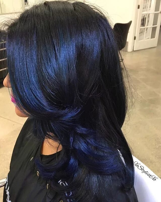 Синий цвет волос. Черные волосы с синим мелированием. Синее мелирование на черные волосы. Синее мелирование на черных волосах. Сине черная краска для волос