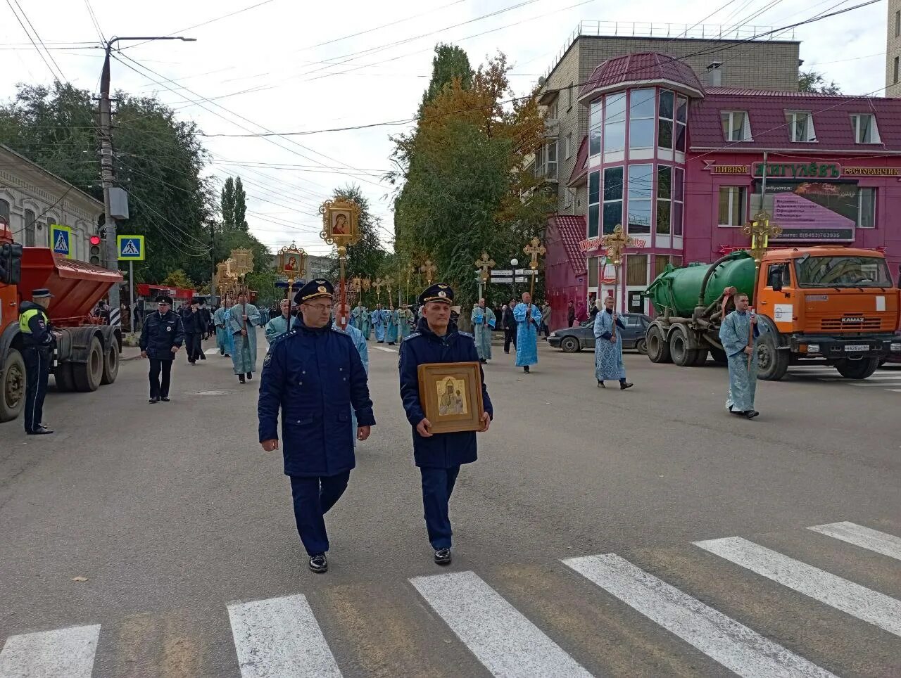 Мультимедиа Епископ Варфоломей принял участие в крестном ходе г. Покровска