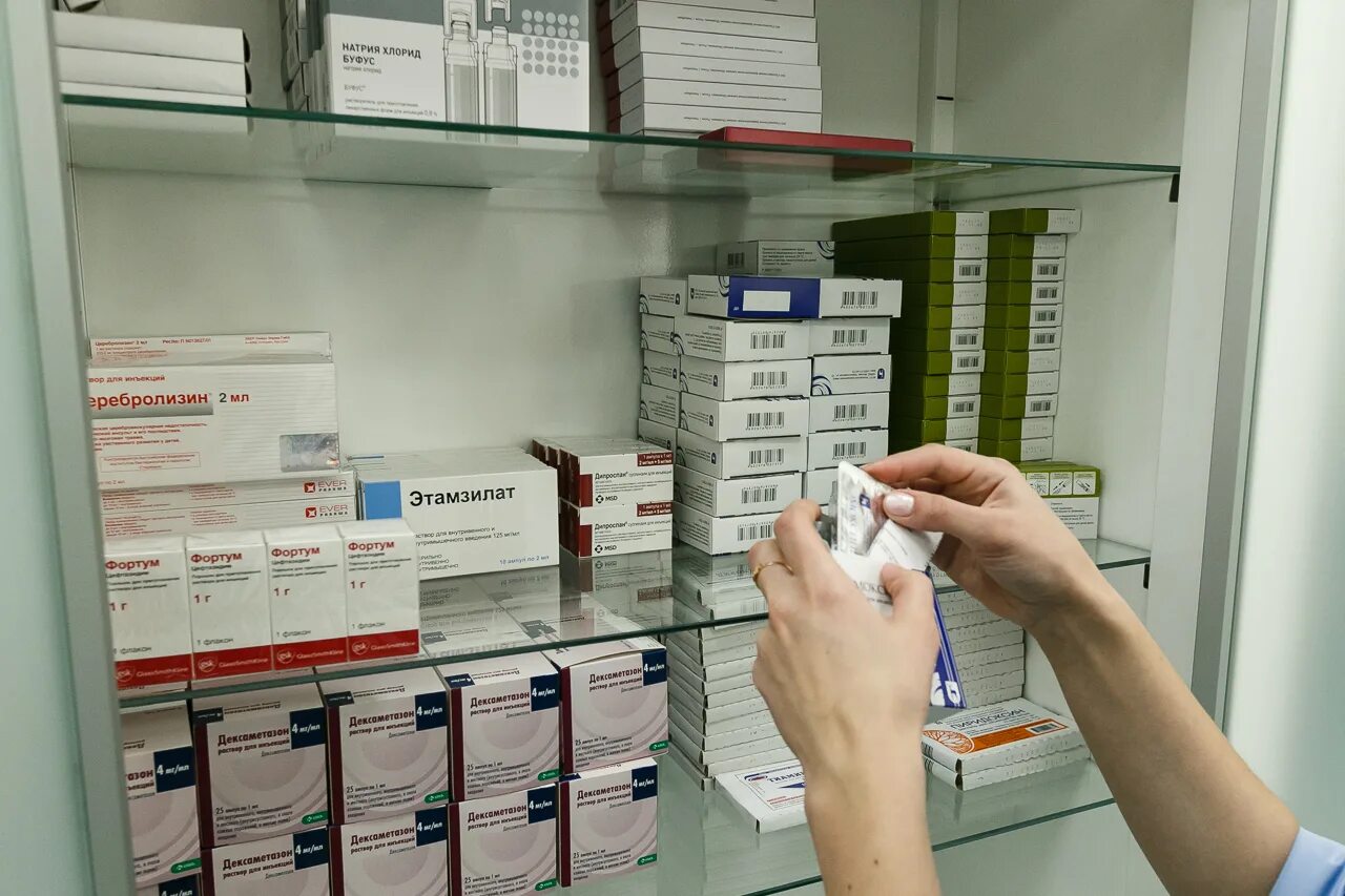 фармацевт в аптеке. деньги и лекарства. девушка в аптеке. лекартв. доступные лекарственные препараты.