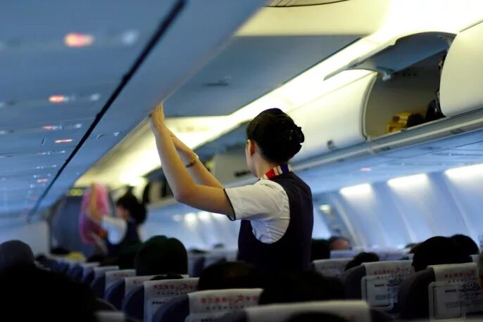 Забытые вещи в салоне самолета. Памятка в аэропорту. Ручная кладь в самолет. Забытые вещи в самолете. Багаж внутри самолета.