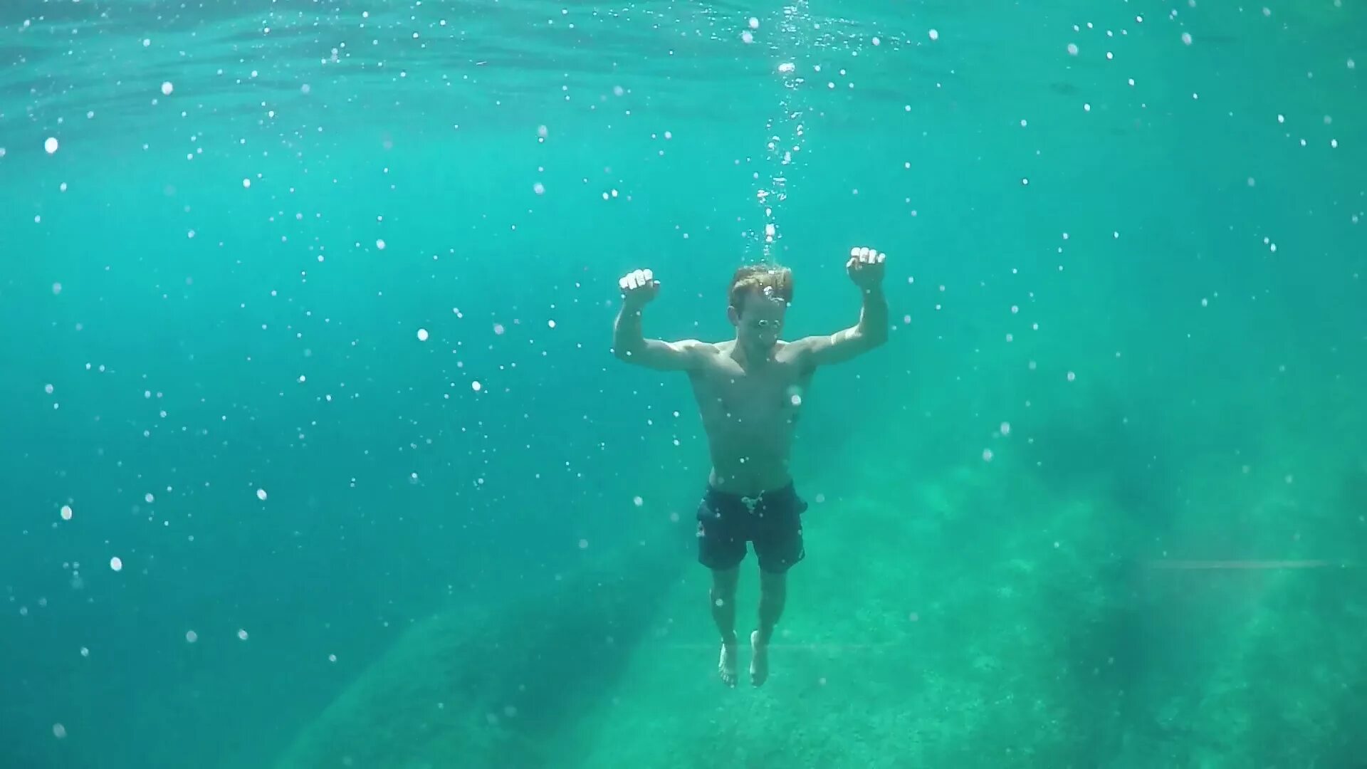 Joost glaassie water. Человек тонет в океане. тону в океане. man underwater. эстетика пловца.