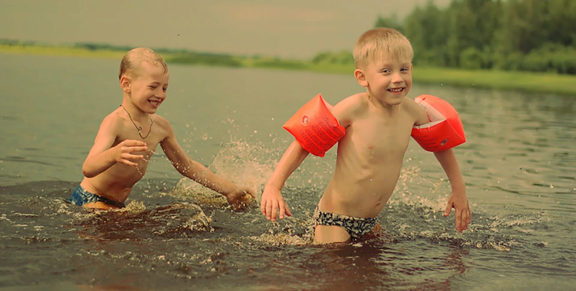 Купание после года. Дети на озере. Дети купаются в озере. Дети воды. Дети купаются в реке.