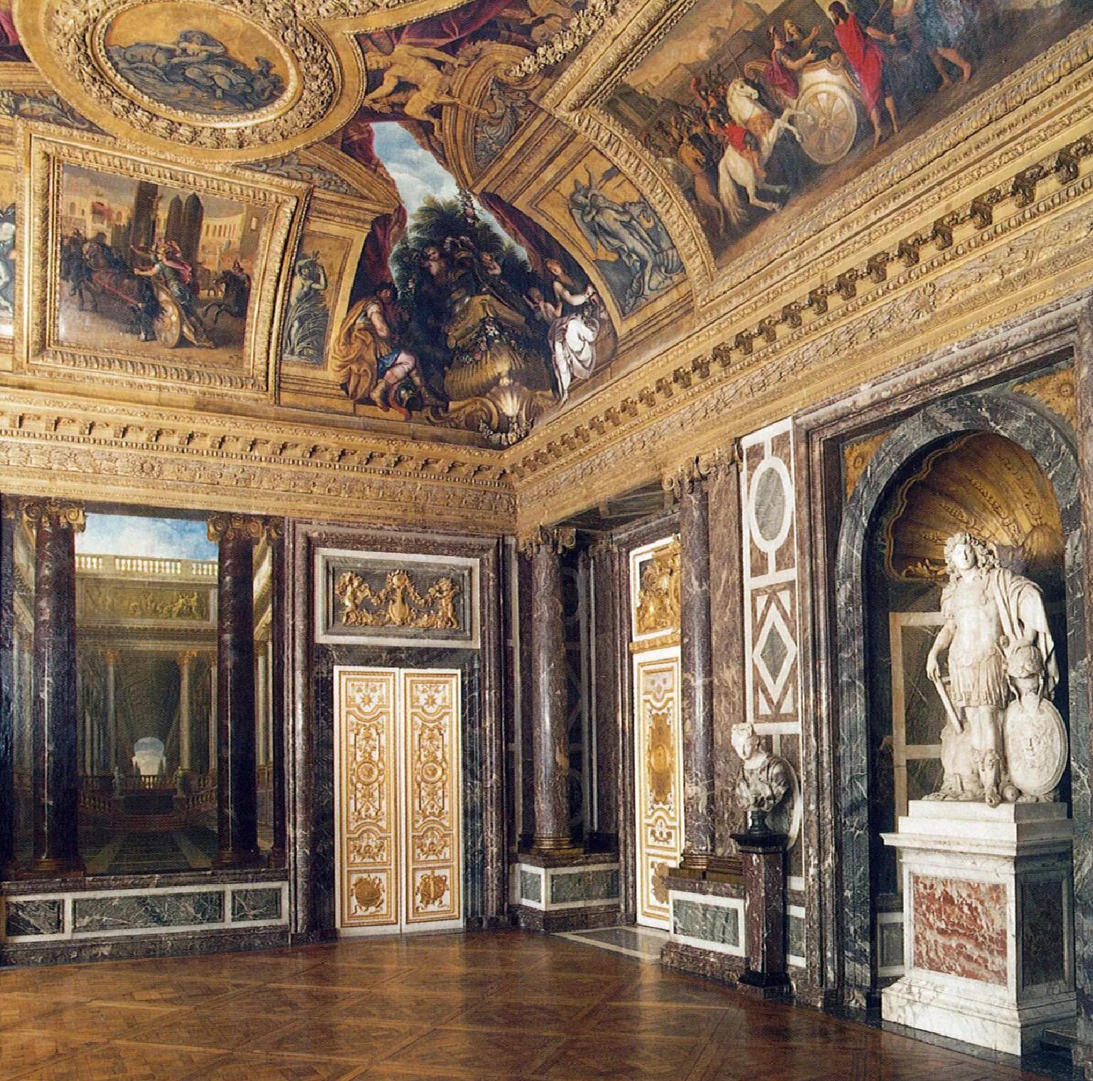 Версаль интерьер. Дворец Версаль салон геркулеса. Версальский дворец салон Венеры.