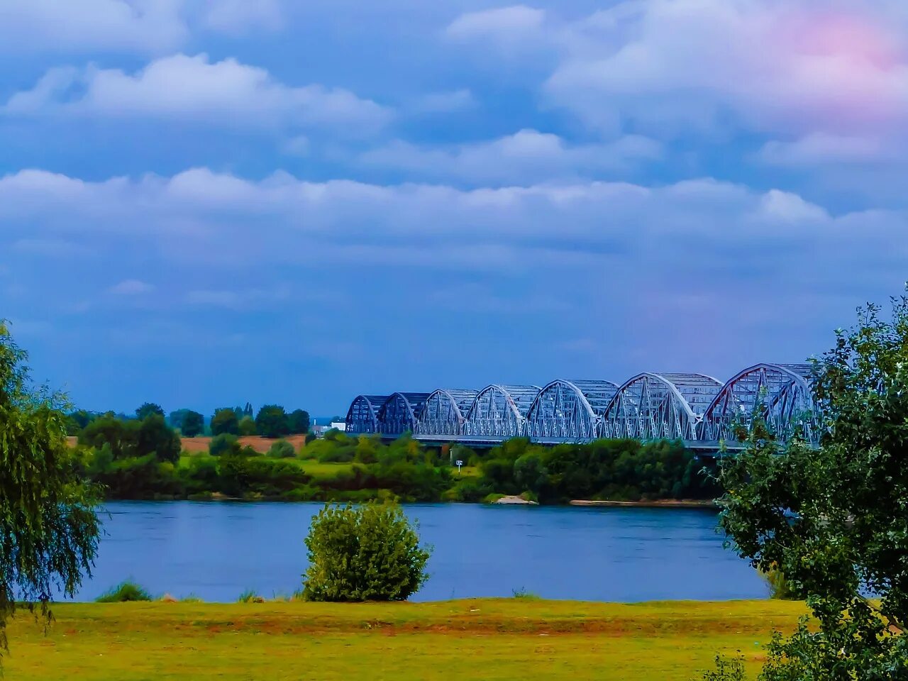 Река варта. Река висла. Река висла тарнув. Река рядом с сельхоз полем. Река висла картина.