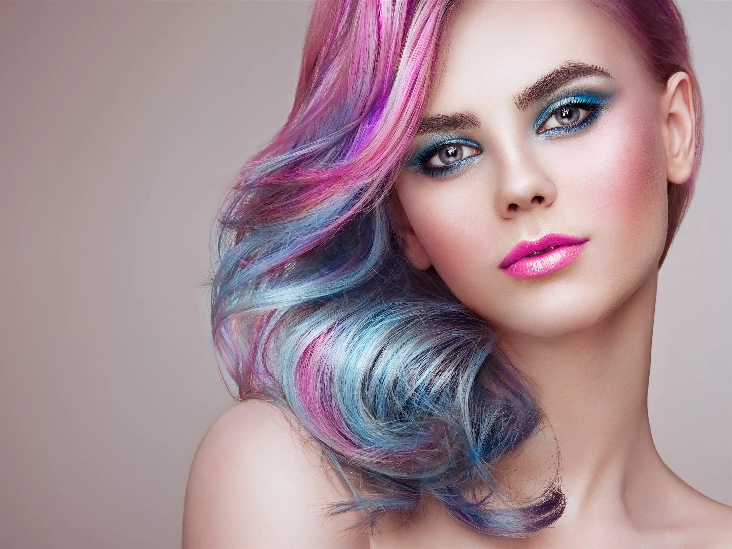 Рыжие волосы. Блэк колор хэйр?. Красивая девушка с красными губами. Oleg gekman. Накрашенная девушка.