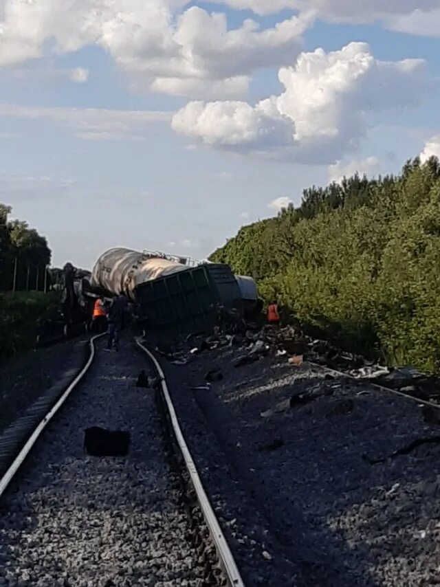 В Тульской области поезд сошел с рельс. Крушение поезда в Тульской области. Сход вагонов в Тульской области. Поезд на рельсах. Лещенко сбросили с поезда