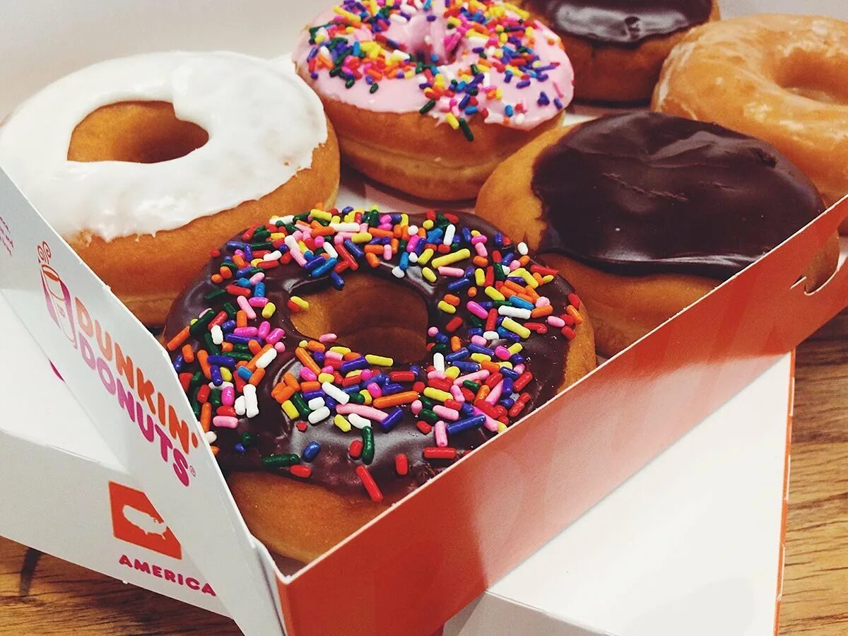 Dunkin donuts обама. Донатс пончики махачкала. Донатс дей нальчик. Американские пончики. Ночь донатсм дей.