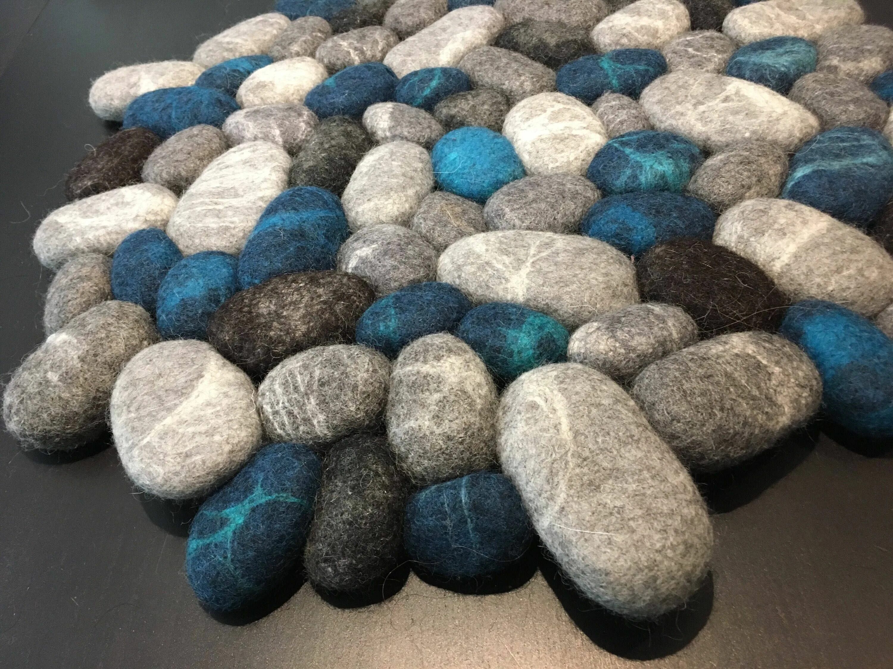 Felt stone. Камни из Войлока. Коврик из валяных камушков. Подушка с камешками. Подушка с Галькой.